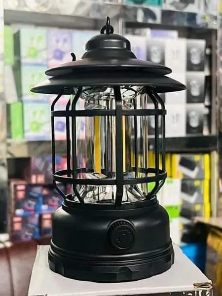 ভিনটেজ LED ক্যাম্পিং লণ্ঠন রিচার্জেবল ব্যাটারি সহ জলরোধী ডিজাইনে তৈরি